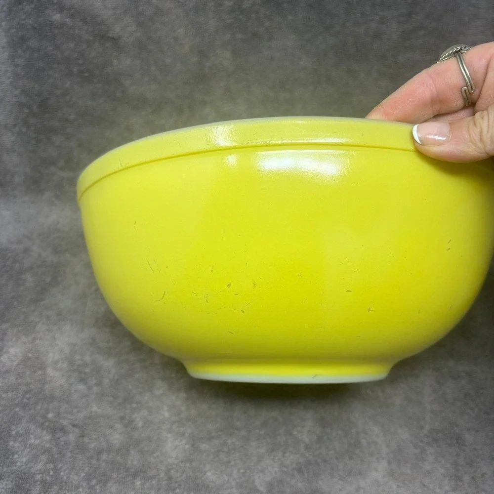 Unnumbered First Edition Vintage Pyrex Yellow Mixing Bowl 4 Qt. Bowl 404